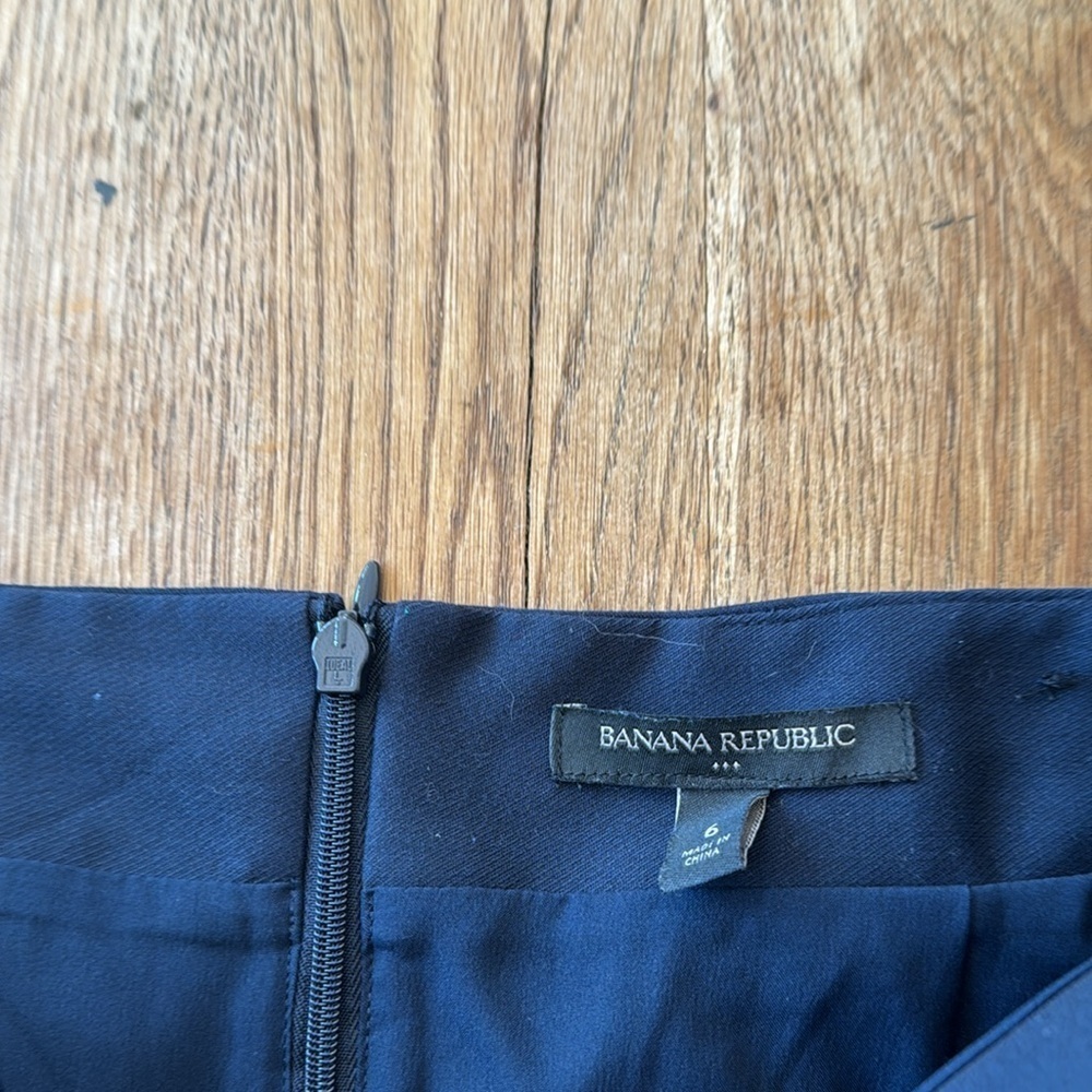 Banana Republic Navy Skirt size 6 - Picture 2 of 5
